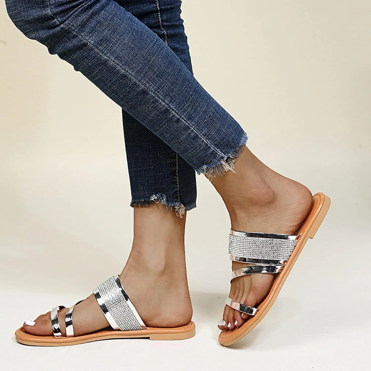 oiangi Summer Flat Sandals for Women Casual Fashion Glossy Straps Open Toe Slip-on Slipper Lightweight Comfortable Daily Shoes Flip Flops Sandalias