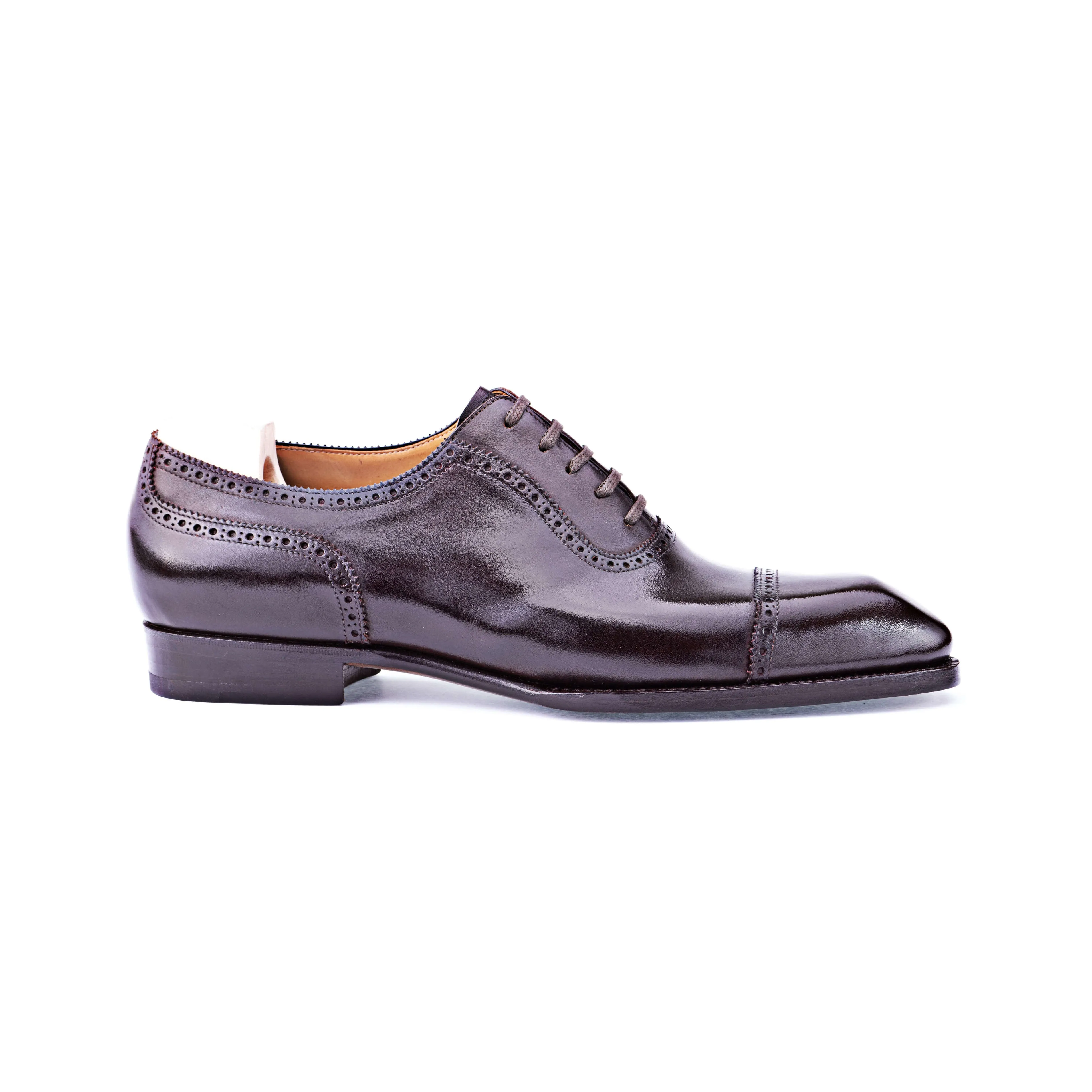 Oxford, straight cap toe with double machine stitched upper