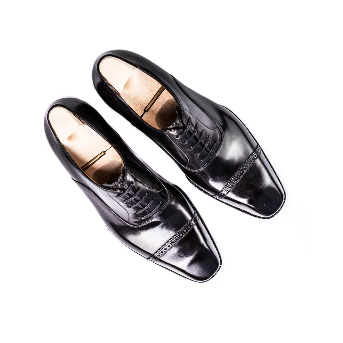 Oxford with brogueing and zig-zag on the straight toe cap and on tongue