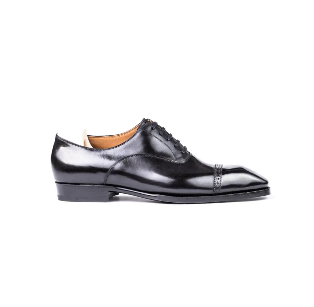 Oxford with brogueing and zig-zag on the straight toe cap and on tongue
