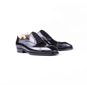 Oxford with brogueing and zig-zag on the straight toe cap and on tongue