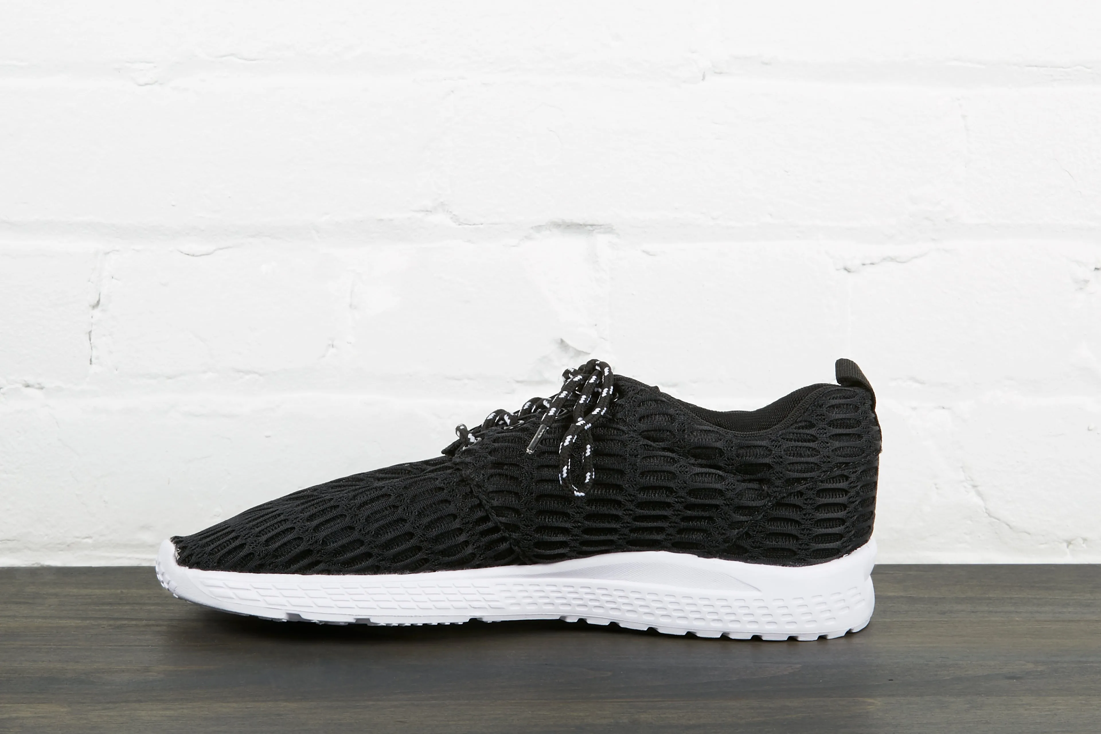 Sneaker Summer markdown And Black Bluetooth-enabled White